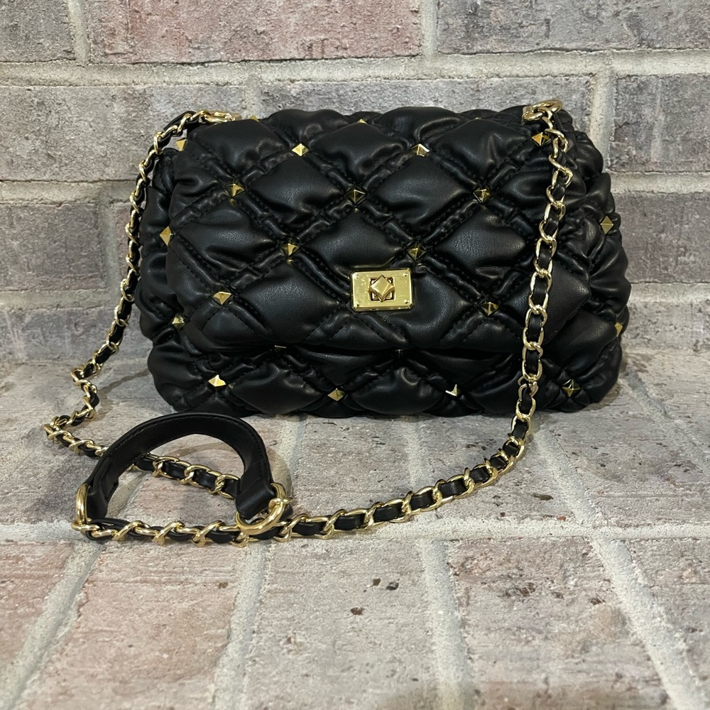 Elegant Black Quilted Shoulder Bag with Gold Hardware